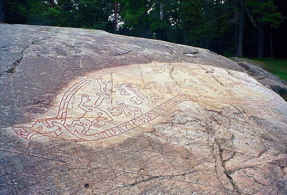 Fotografia da rocha Sö 101, uma das Sigurd Stones.